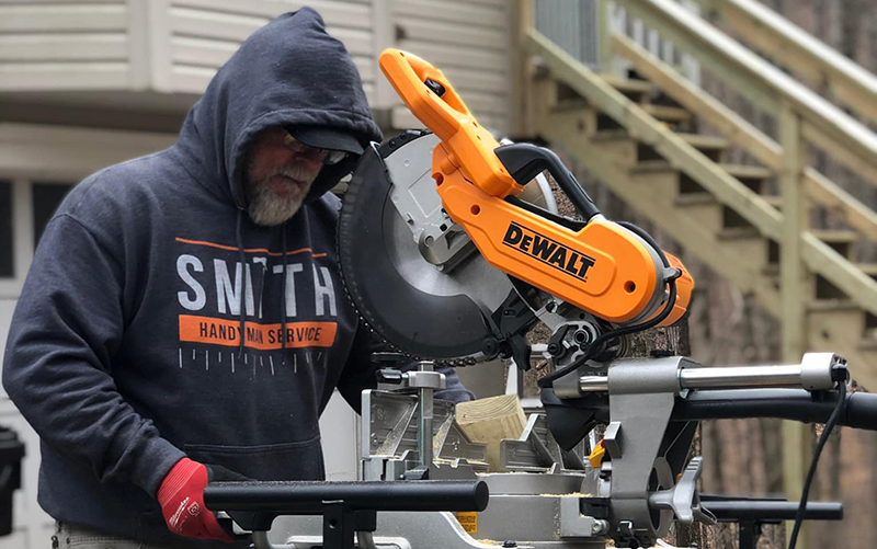 Man working with saw