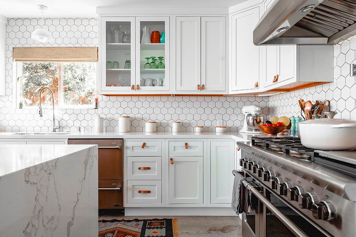 https://smithhandymanservice.com/wp-content/uploads/2021/08/white-and-brown-kitchen-cabinets-and-handles.jpg